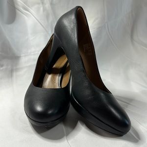 EUC Clarks black leather platform heels
